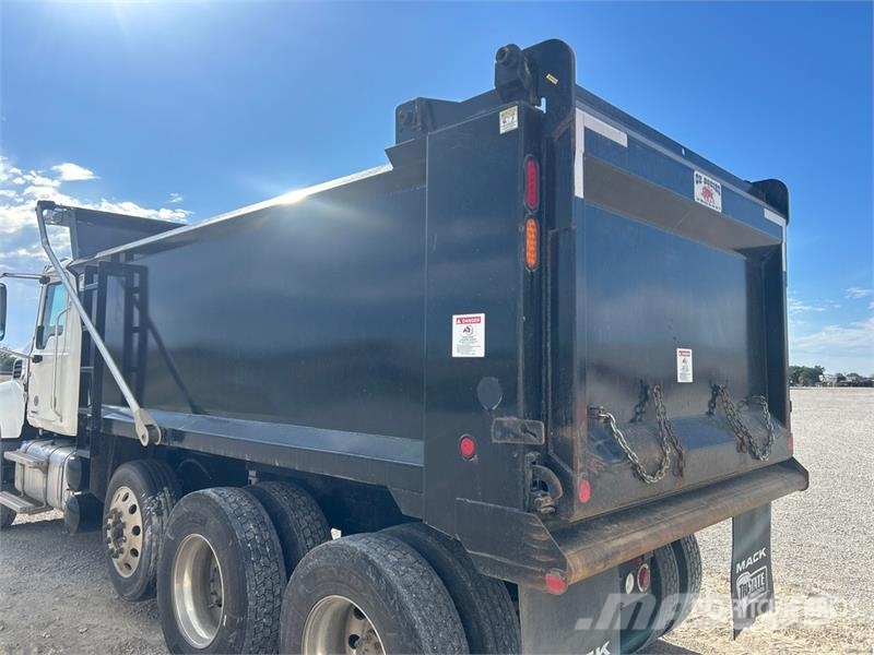 Mack Granite Kipper