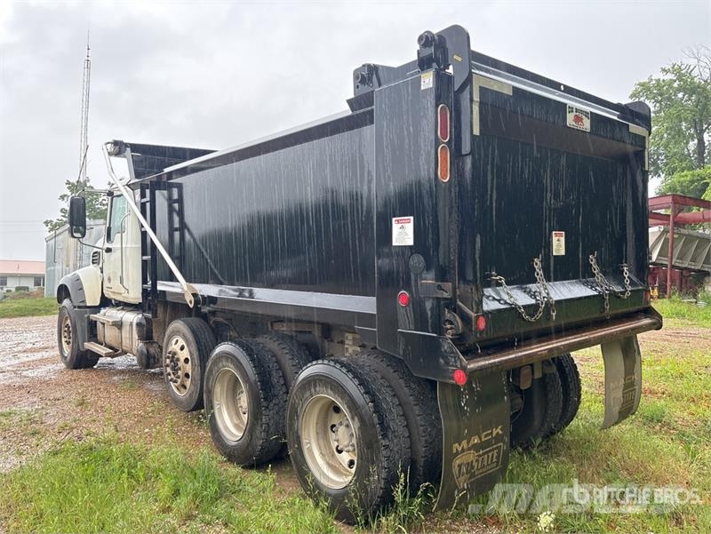Mack Granite Kipper