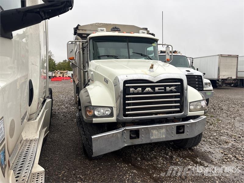 Mack GU713 Savivarčių priekabų vilkikai