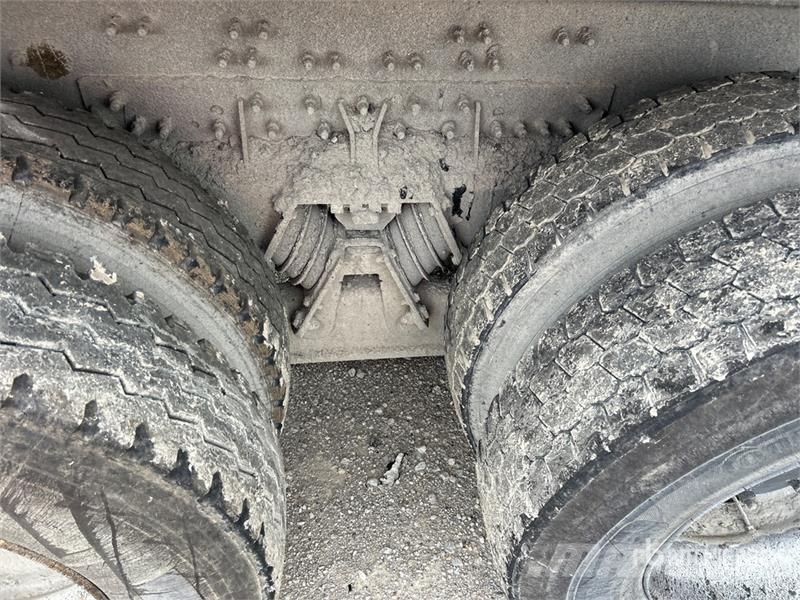Mack GU713 Pašizgāzējs