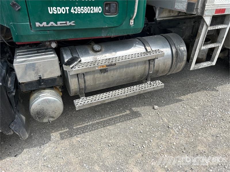 Mack GU713 Pašizgāzējs
