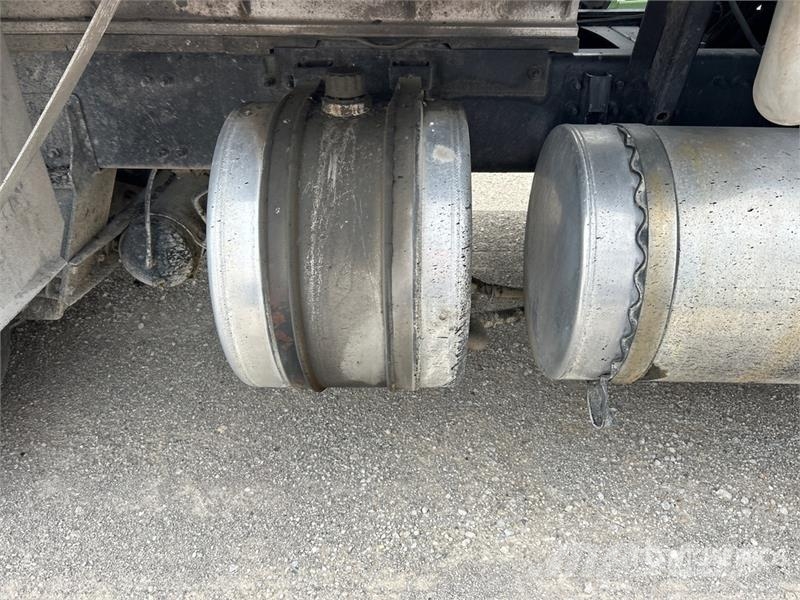 Mack GU713 Pašizgāzējs