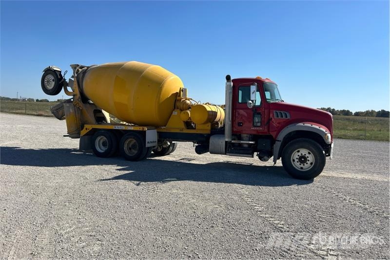 Mack GU713 8x4 Front Discharge Mixer Truck Camiones de concreto