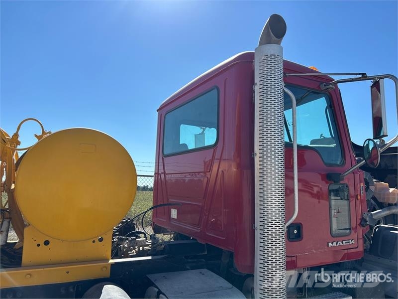 Mack GU713 8x4 Front Discharge Mixer Truck Camiones de concreto
