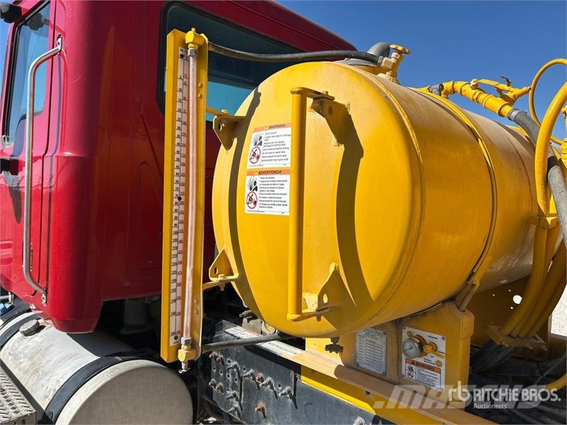 Mack GU713 8x4 Front Discharge Mixer Truck Camiones de concreto