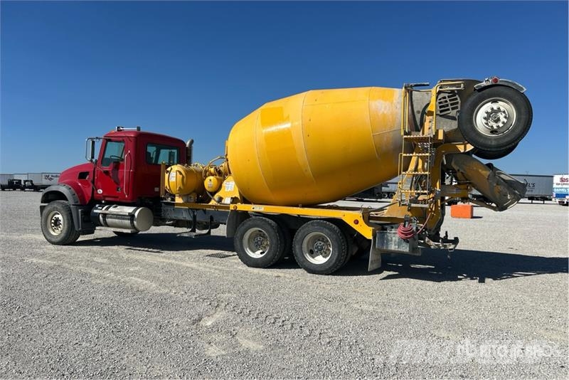 Mack GU713 8x4 Front Discharge Mixer Truck Camiones de concreto