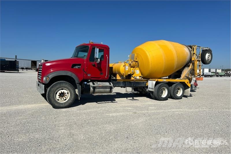 Mack GU713 8x4 Front Discharge Mixer Truck Camiones de concreto