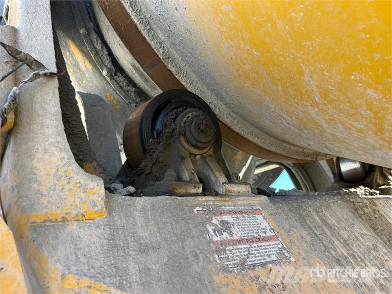 Mack GU713 8x4 Front Discharge Mixer Truck Camiones de concreto