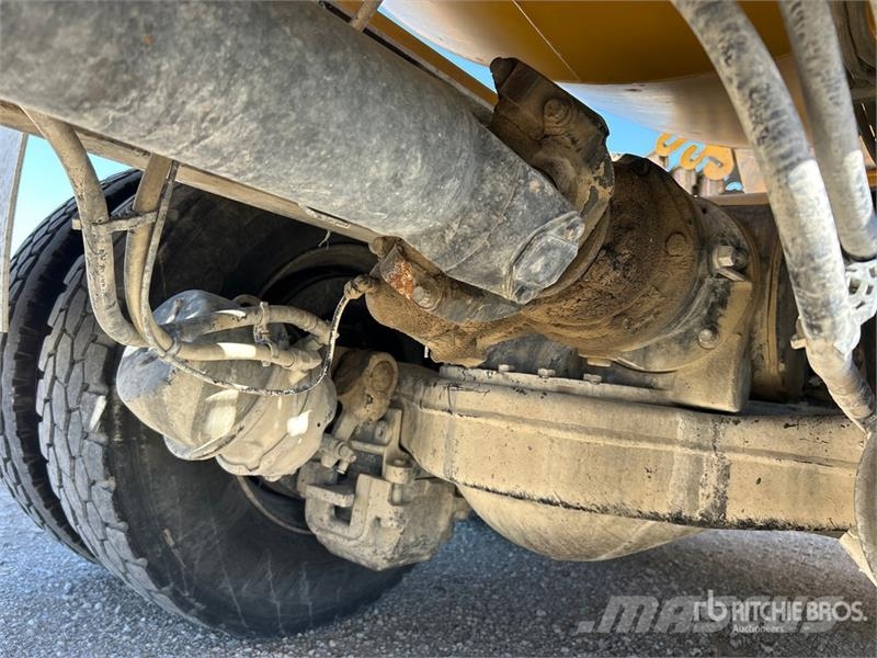 Mack GU713 8x4 Front Discharge Mixer Truck Camiones de concreto
