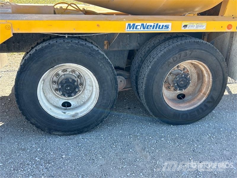 Mack GU713 8x4 Front Discharge Mixer Truck Camiones de concreto