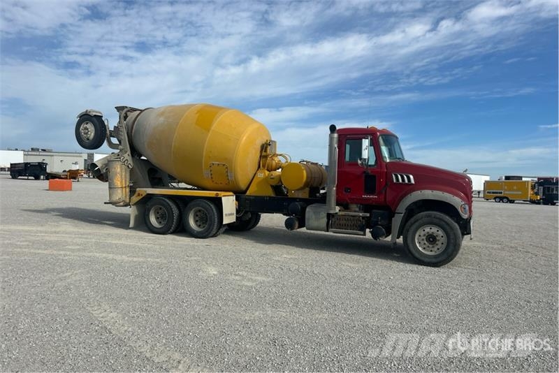 Mack GU713 8x4 Mixer Truck Avtomešalci za beton