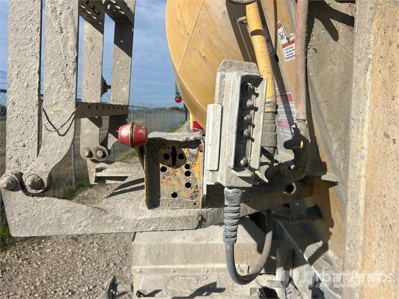 Mack GU713 8x4 Mixer Truck Avtomešalci za beton