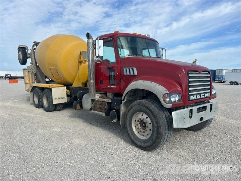 Mack GU713 8x4 Mixer Truck Betonikuorma-autot