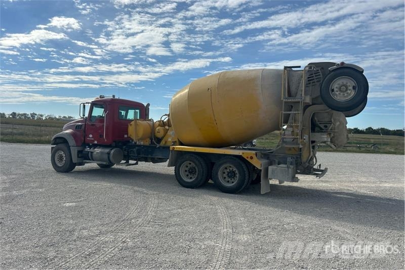 Mack GU713 8x4 Mixer Truck Avtomešalci za beton