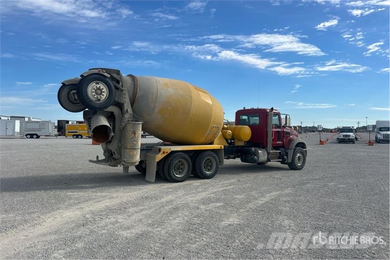 Mack GU713 8x4 Mixer Truck Avtomešalci za beton