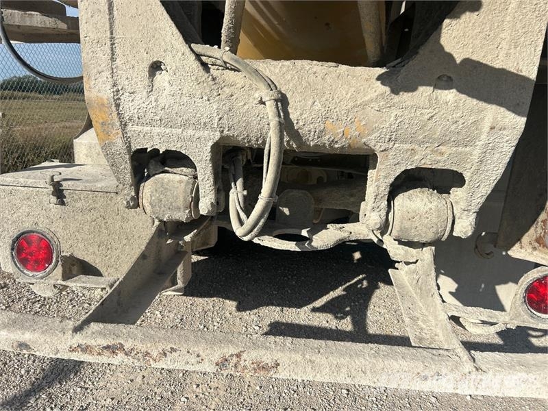 Mack GU713 8x4 Mixer Truck Avtomešalci za beton