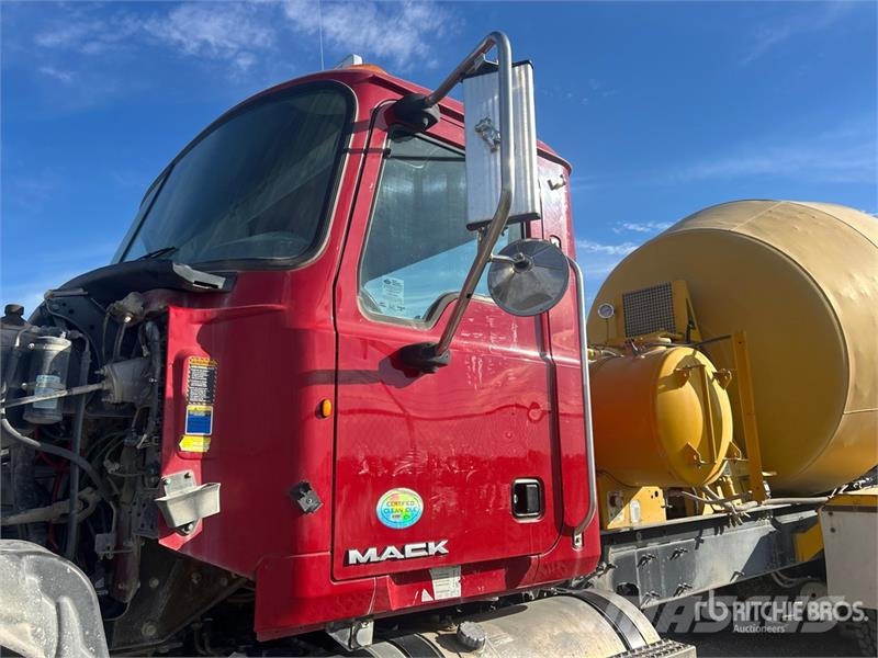 Mack GU713 8x4 Mixer Truck Avtomešalci za beton