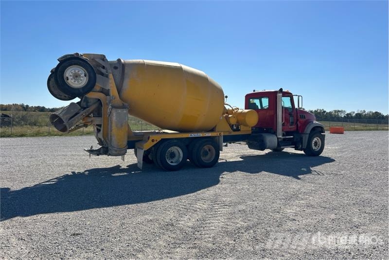 Mack GU713 8x4 Mixer Truck Betongbiler
