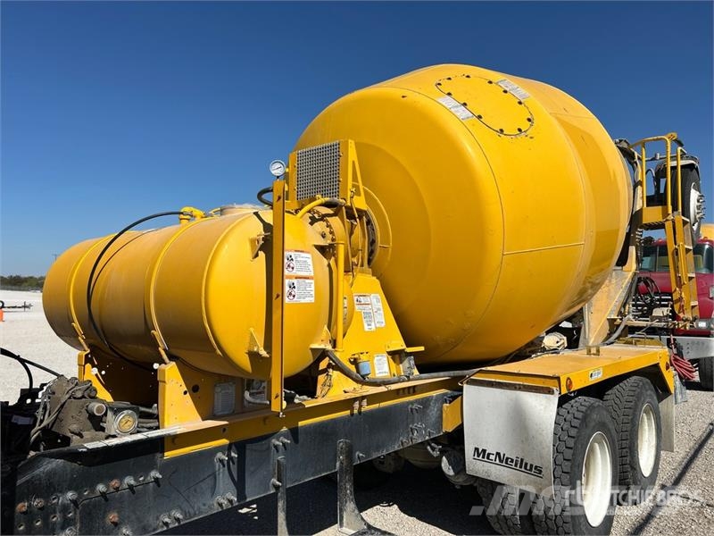 Mack GU713 8x4 Mixer Truck Betongbiler