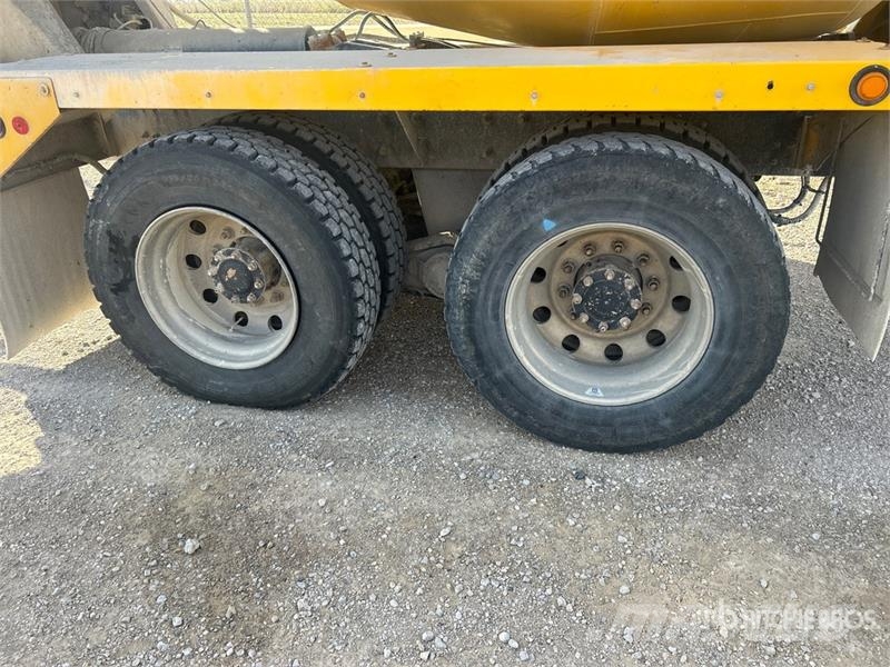 Mack GU713 8x4 Mixer Truck Avtomešalci za beton