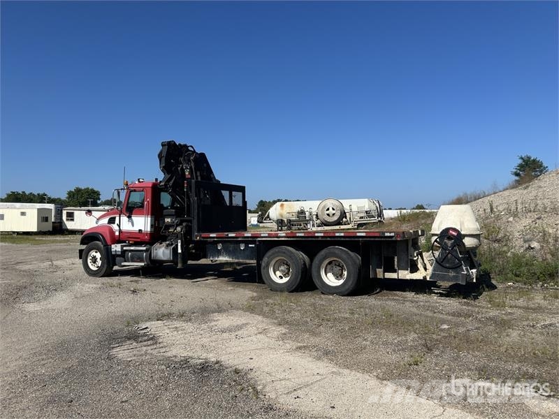 Mack Hiab 288E-4 Hipro Knuckle Boom on  Mack Granite CV Vlakke laadvloer met kraan