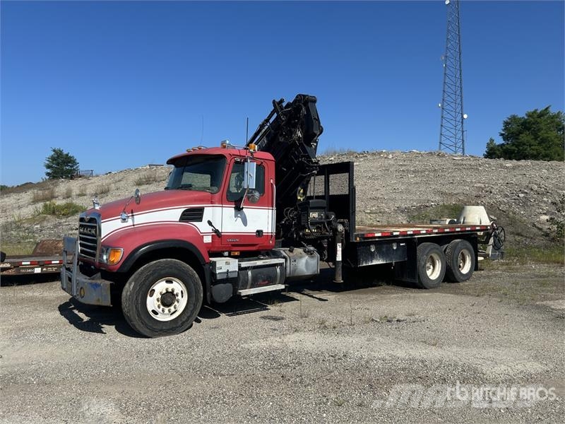 Mack Hiab 288E-4 Hipro Knuckle Boom on  Mack Granite CV Vlakke laadvloer met kraan