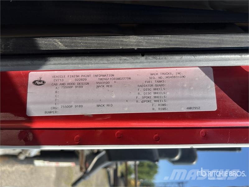 Mack Hiab 288E-4 Hipro Knuckle Boom on  Mack Granite CV Vlakke laadvloer met kraan