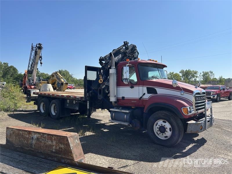 Mack Hiab 288E-4 Hipro Knuckle Boom on  Mack Granite CV Vlakke laadvloer met kraan