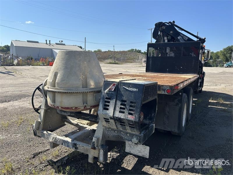 Mack Hiab 288E-4 Hipro Knuckle Boom on  Mack Granite CV Vlakke laadvloer met kraan
