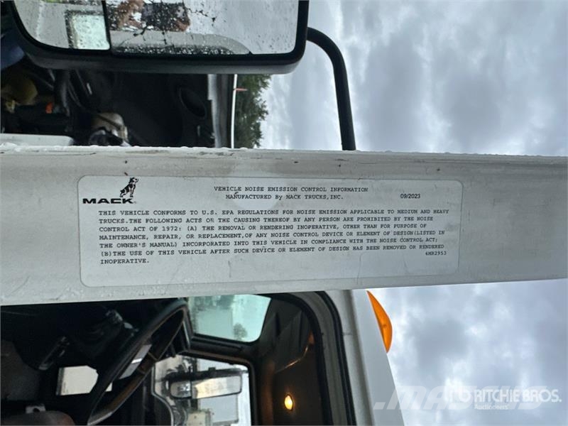 Mack MD 4x2 Van Truck Kofferaufbau