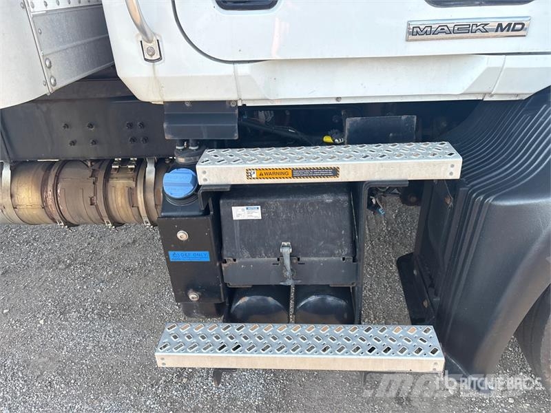 Mack MD 4x2 Van Truck Tovornjaki zabojniki
