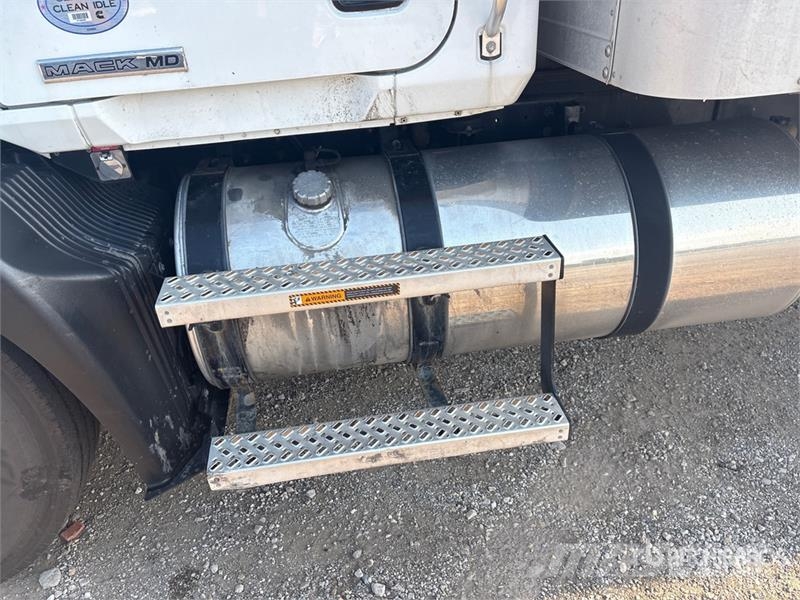 Mack MD 4x2 Van Truck Tovornjaki zabojniki
