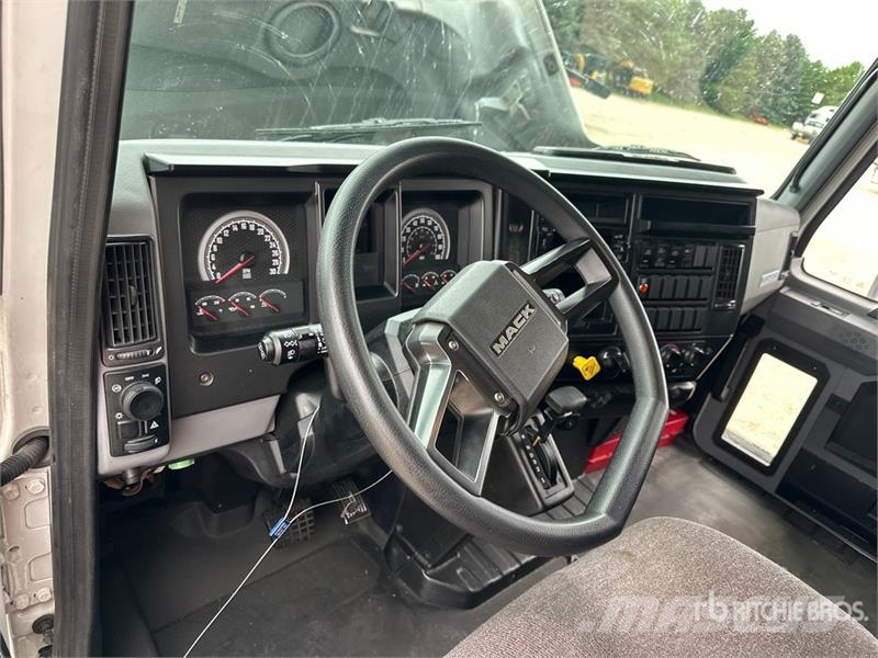Mack MD 4x2 Van Truck Kofferaufbau