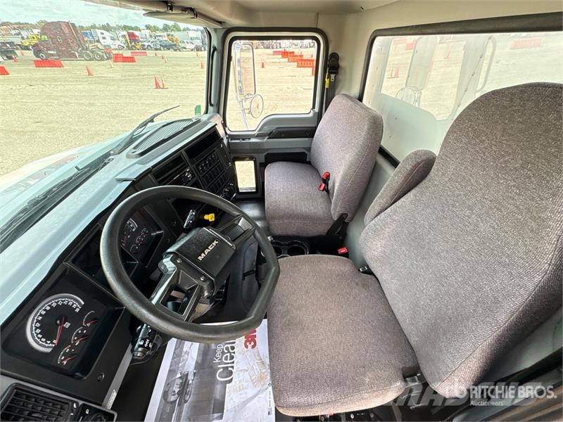 Mack MD 4x2 Van Truck Van Body Trucks