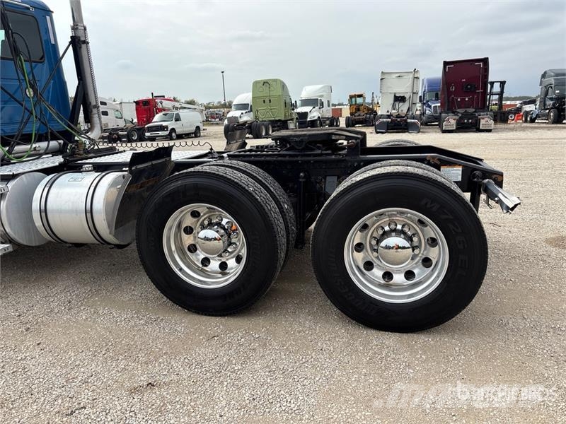Mack Pinnacle 6x4 T/A Day Cab Truck Tractor Vilcēji