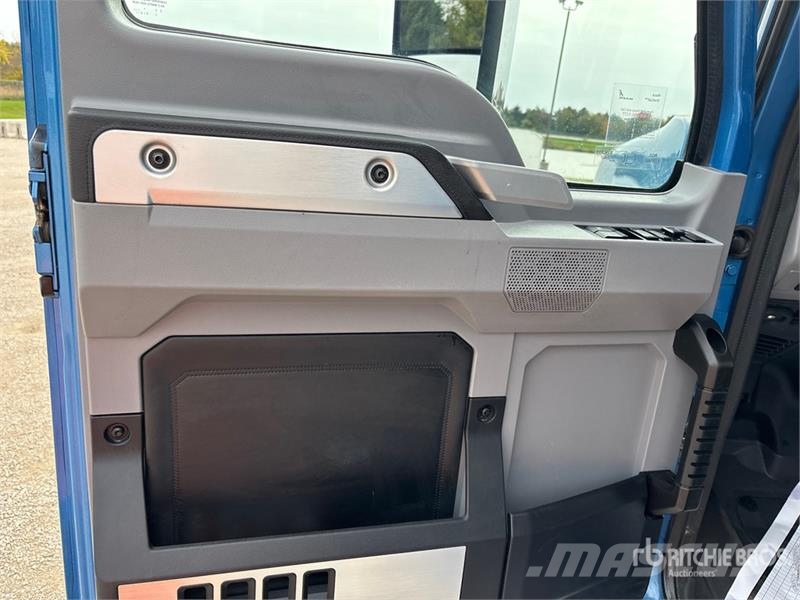 Mack Pinnacle 6x4 T/A Day Cab Truck Tractor Vilcēji