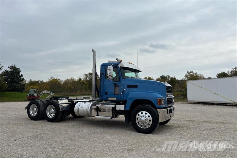 Mack Pinnacle 6x4 T/A Day Cab Truck Tractor Vilcēji