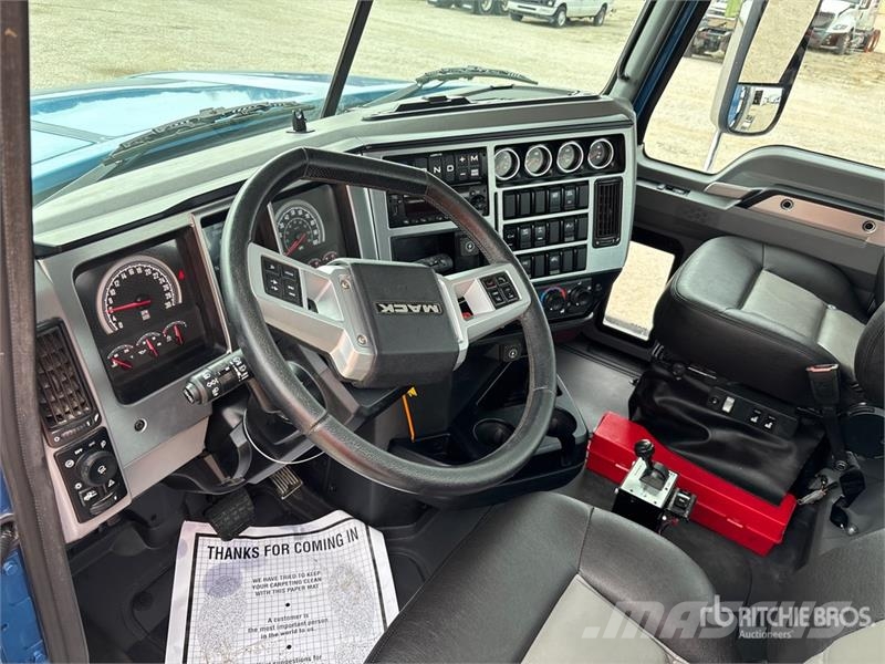 Mack Pinnacle 6x4 T/A Day Cab Truck Tractor Vilcēji