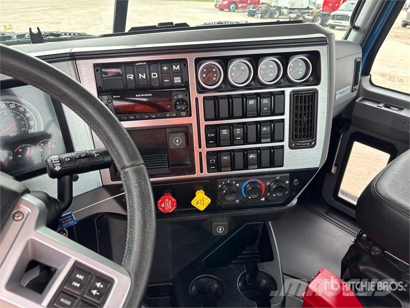 Mack Pinnacle 6x4 T/A Day Cab Truck Tractor Vilcēji