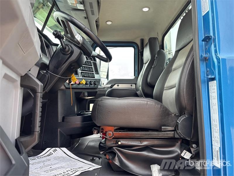 Mack Pinnacle 6x4 T/A Day Cab Truck Tractor Vilcēji