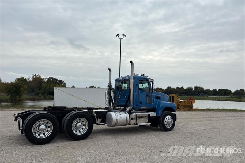 Mack Pinnacle 6x4 T/A Day Cab Truck Tractor Vilcēji
