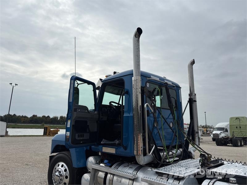 Mack Pinnacle 6x4 T/A Day Cab Truck Tractor Vilcēji