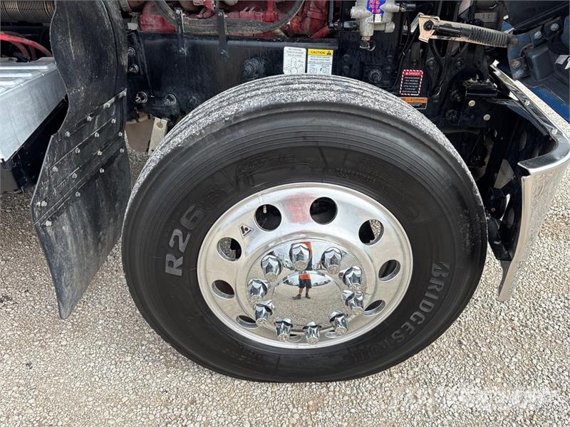 Mack Pinnacle 6x4 T/A Day Cab Truck Tractor Vilcēji