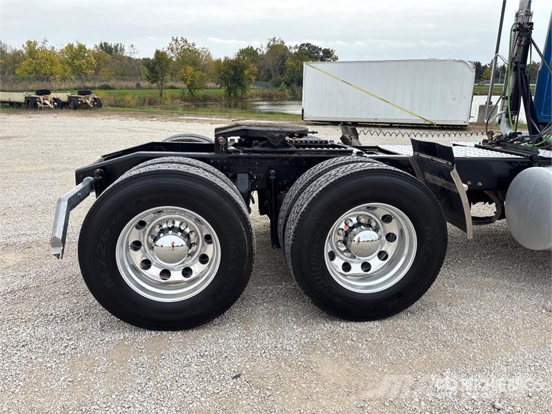 Mack Pinnacle 6x4 T/A Day Cab Truck Tractor Vilcēji