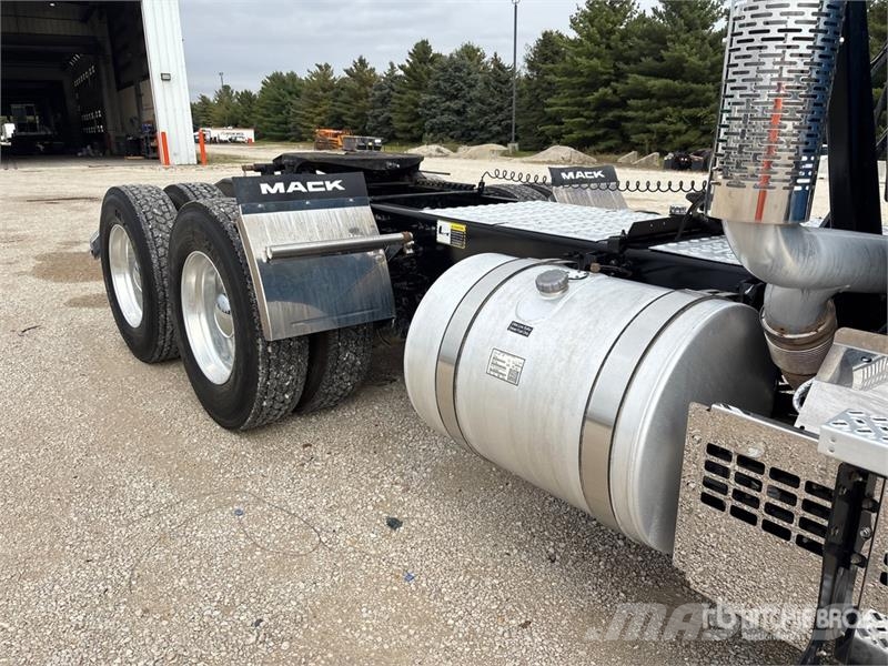 Mack Pinnacle 6x4 T/A Day Cab Truck Tractor Vilcēji