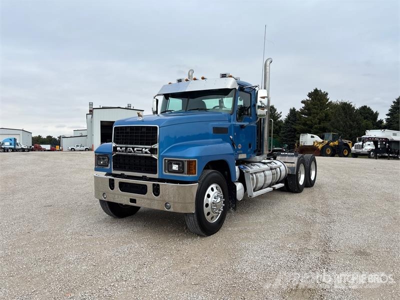 Mack Pinnacle 6x4 T/A Day Cab Truck Tractor Vilcēji