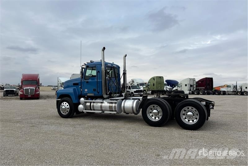 Mack Pinnacle 6x4 T/A Day Cab Truck Tractor Vilcēji
