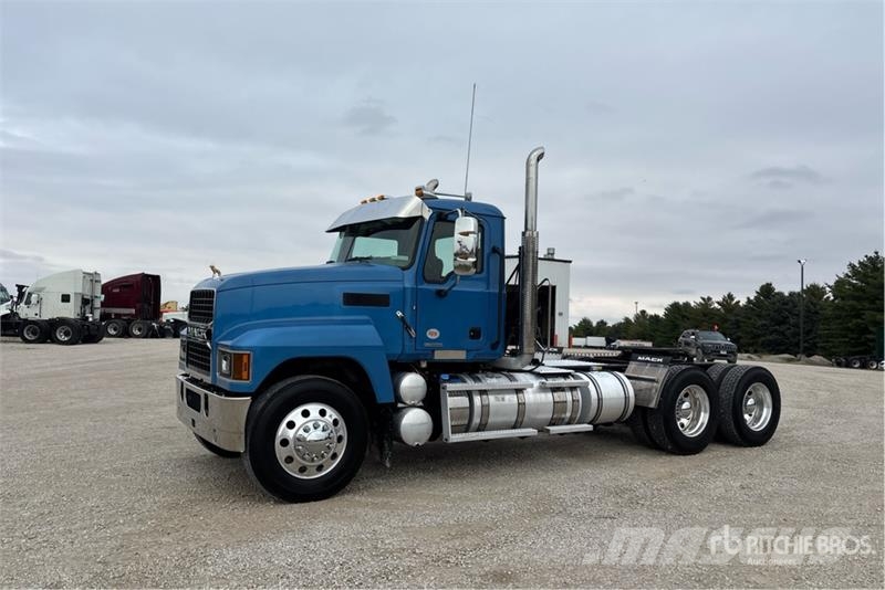 Mack Pinnacle 6x4 T/A Day Cab Truck Tractor Vilcēji