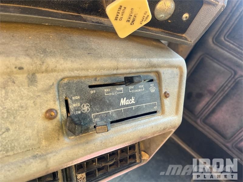 Mack RD688S Tovornjaki za vodo