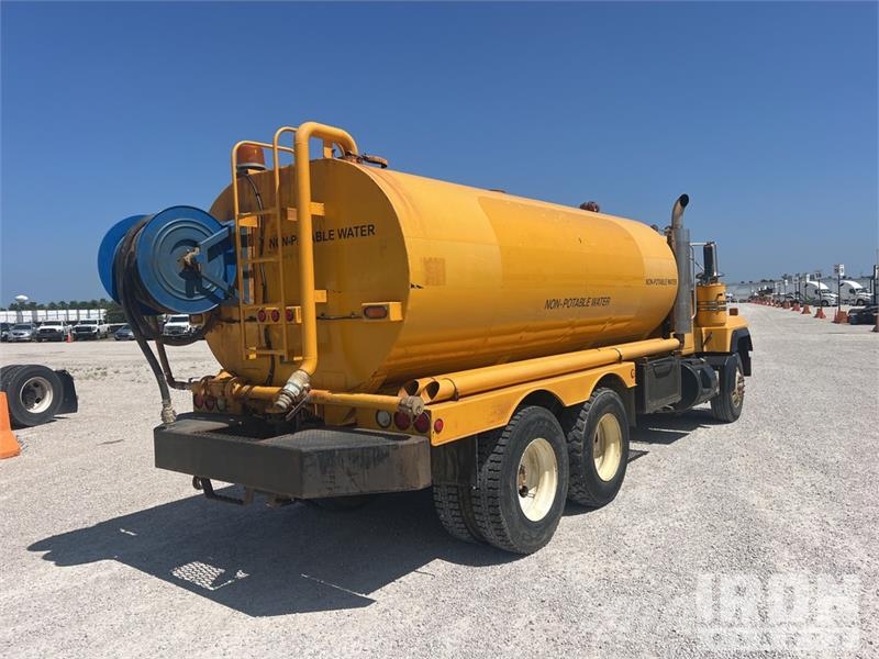 Mack RD688S Tovornjaki za vodo